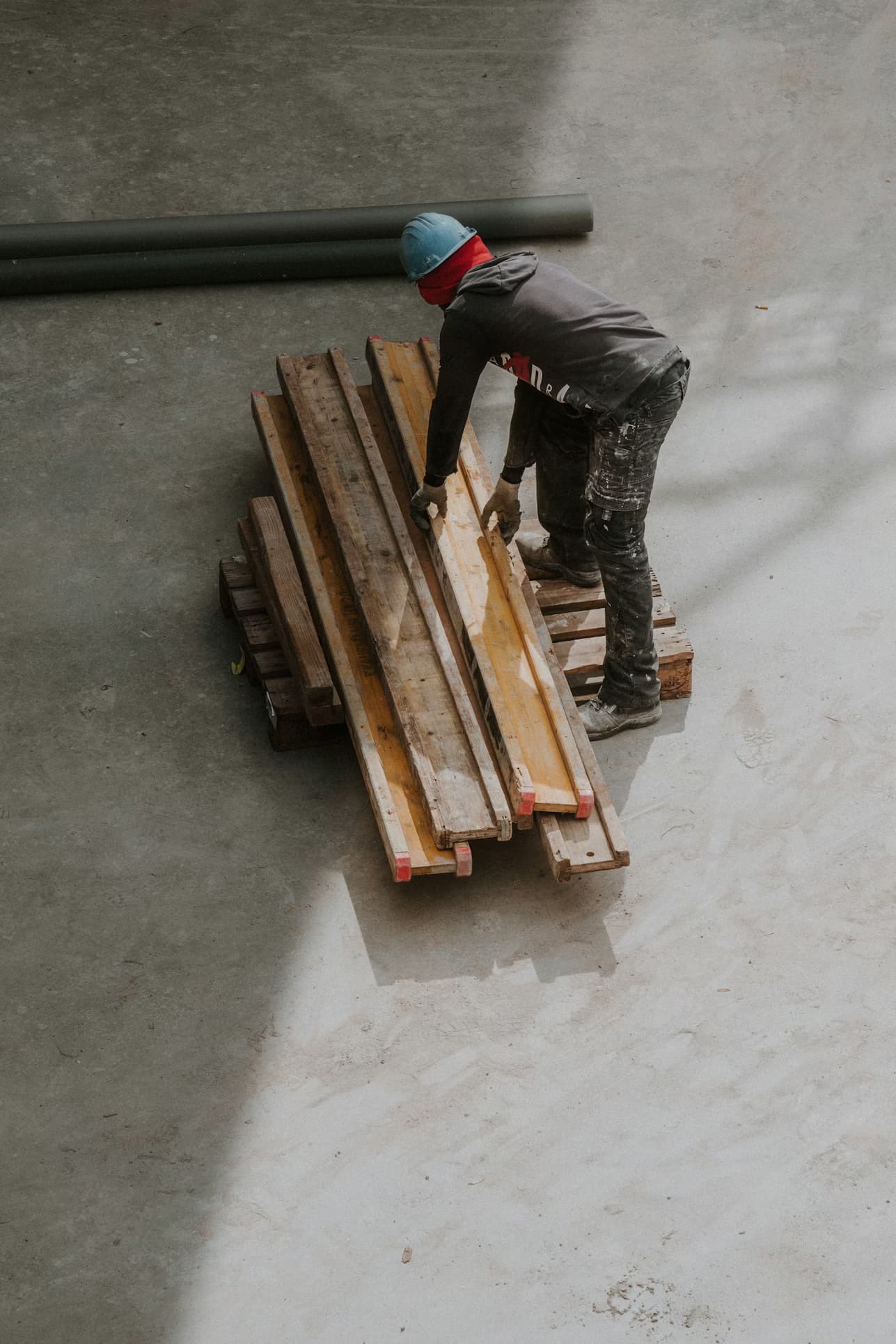 Подрядчик и команда на строительной площадке